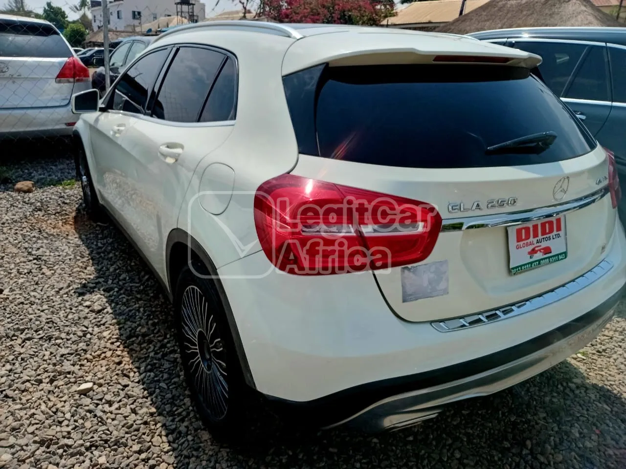 MERCEDES-BENZ GLA 250 view 2